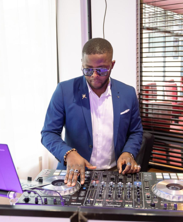 Ambiance Garantie avec DJ SEVEN aux Platines